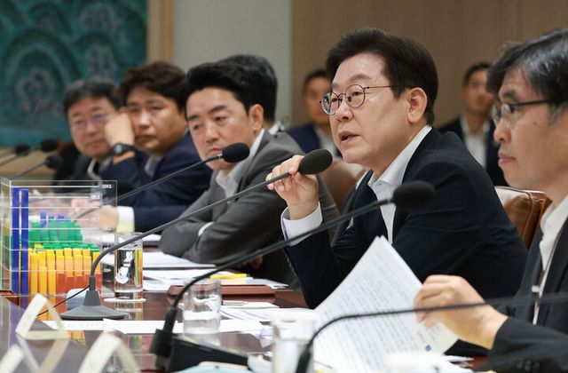 이재명 대통령이 13일 서울 용산 대통령실 청사에서 열린 나라재정 절약 간담회에서 발언하고 있다. [사진=연합뉴스]