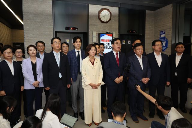 국민의힘 송언석 비상대책위원장 겸 원내대표가 13일 서울 여의도 국민의힘 당사에서 당사 압수수색과 관련해 입장을 밝히고 있다. [사진=연합뉴스]