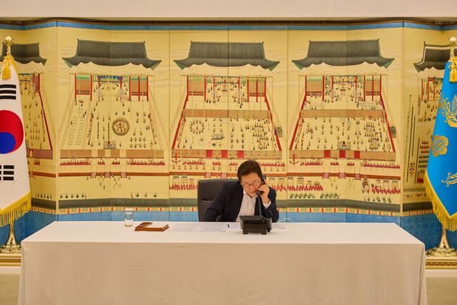이재명 대통령이 13일 서울 한남동 관저에서 무함마드 빈 살만 사우디아라비아 왕세자 겸 총리와 통화하고 있다. [사진=연합뉴스]