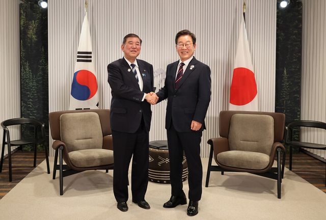 이재명 대통령이 지난 6월 17일(현지 시각) 캐나다 앨버타주 캐내내스키스 주요 7개국(G7) 정상회의장에서 열린 한일 정상회담에서 이시바 시게루 일본 총리와 악수하며 기념촬영을 하고 있다. [사진=연합뉴스]