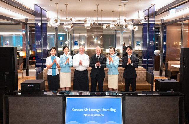 대한항공은 인천국제공항 라운지의 대대적인 리뉴얼을 마치고 14일 사전 공개 행사를 열었다. 사진은 행사에 참석한 David Pacey 대한항공 기내식기판 및 라운지 부문 부사장(왼쪽에서 네 번째)과 직원들이 기념사진을 촬영하는 모습. [사진=대한항공]