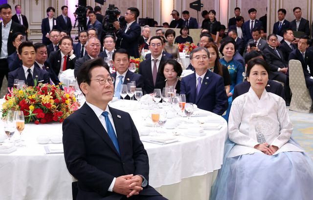 이재명 대통령과 김혜경 여사가 지난 11일 청와대 영빈관에서 열린 한·베트남 공식 만찬에서 또 럼 서기장의 답사를 듣고 있다. [사진=연합뉴스]