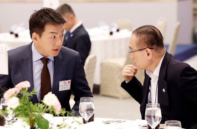 위성락 국가안보실장과 배우 송일국 씨가 14일 청와대 영빈관에서 열린 '광복 80주년, 대통령의 초대' 행사에 참석해 대화하고 있다. [사진=연합뉴스]