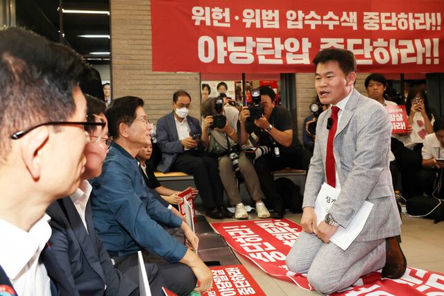 국민의힘 전당대회 합동연설회를 방해해 당 윤리위원회에 회부된 한국사 강사 전한길 씨가 14일 서울 여의도 중앙당사에서 열린 윤리위원회에 참석하기 전 농성중인 김문수 당 대표 후보와 인사후 발언하고 있다. 2025.8.14 [공동취재]