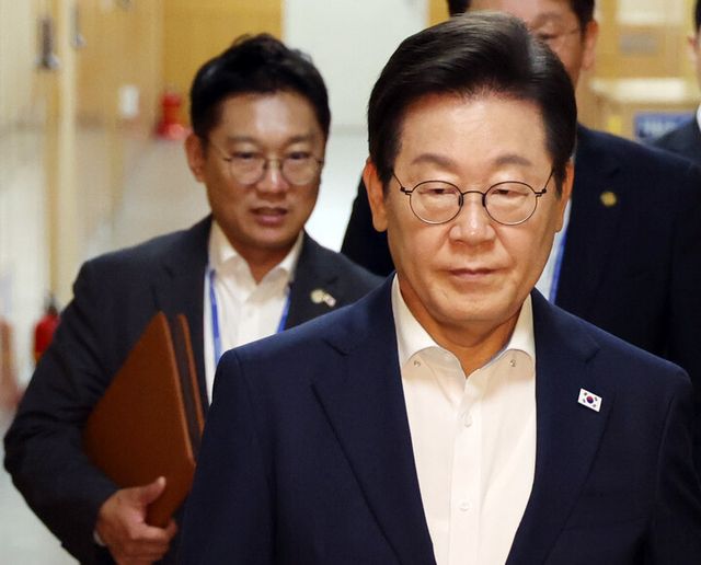 이재명 대통령이 14일 용산 대통령실에서 수석보좌관회의에 입장하고 있다. 왼쪽은 김남준 제1부속실장. [사진=연합뉴스]