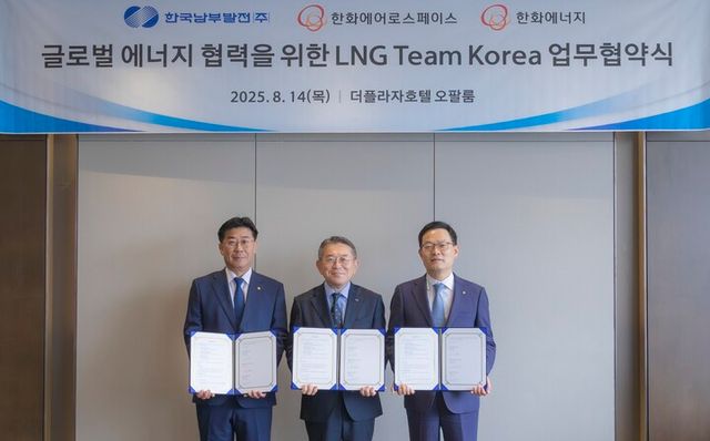 글로벌 LNG 협력 강화 업무협약 체결식에 참석한 한화에너지 이재규 대표(왼쪽), 남부발전 김준동 사장(가운데), 한화에어로스페이스 손재일 대표(오른쪽). [사진=한화에어로스페이스]