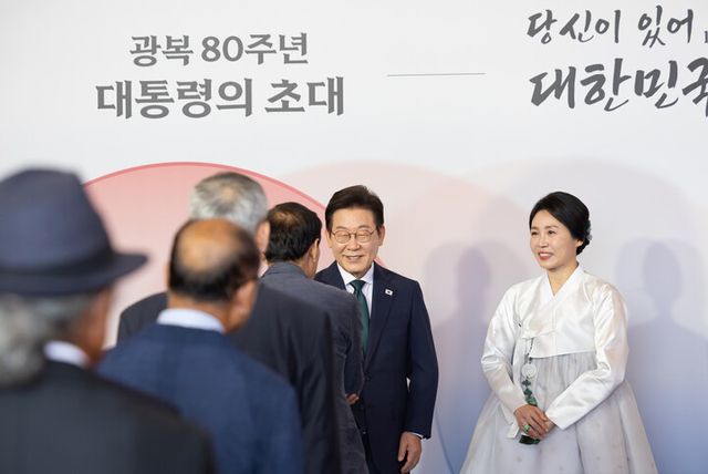 이재명 대통령과 김혜경 여사가 14일 청와대 영빈관에서 열린 '광복 80주년, 대통령의 초대' 에 초청된 독립유공자 후손들을 맞이하고 있다. [사진=대통령실]