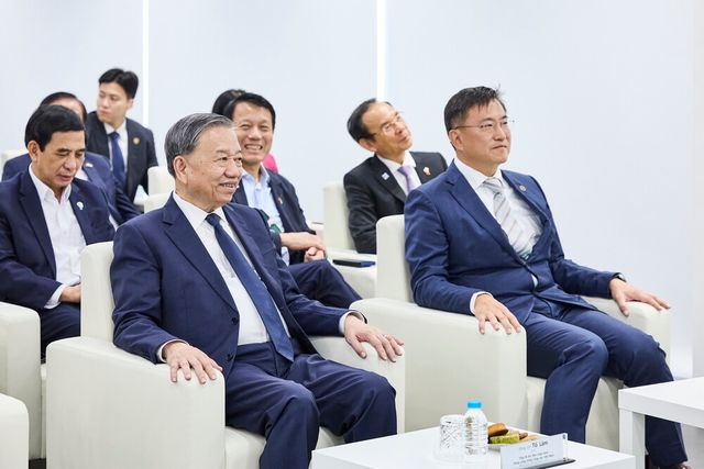 김남정 동원그룹 회장(왼쪽에서 두 번째)과 또 럼 베트남 당서기장. [사진=동원그룹]