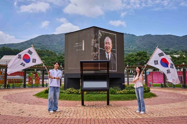 고화질로 복원한 독립운동가의 영상을 관람하고, 또렷하게 복원된 독립운동가의 육성을 들을 수 있는 LED 미디어큐브 [사진=SKT]