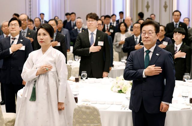 이재명 대통령과 김혜경 여사가 14일 청와대 영빈관에서 열린 '광복 80주년, 대통령의 초대' 행사에서 참석자들과 국기에 경례하고 있다. [사진=연합뉴스]