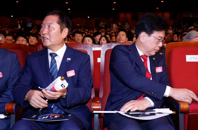 더불어민주당 정청래 대표와 국민의힘 송언석 비상대책위원장 겸 원내대표가 15일 서울 세종문화회관에서 열린 80주년 광복절 경축식에 참석하고 있다. [사진=연합뉴스]