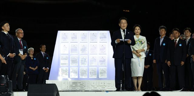 이재명 대통령이 15일 서울 세종대로 광화문광장에서 열린 제21대 대통령 국민임명식 '광복 80년, 국민주권으로 미래를 세우다' 행사에서 국민 대표 80인으로부터 '빛의 임명장'을 받은 뒤 감사 인사를 하고 있다.&nbsp; [사진=연합뉴스]