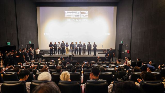 지난 13일 서울 용산구 CGV에서 열린 에서 권오을 국가보훈부 장관, 우원식 국회의장, 이종찬 광복회장을 비롯한 참석자들이 기념촬영을 하고 있다. [사진=국가보훈부]