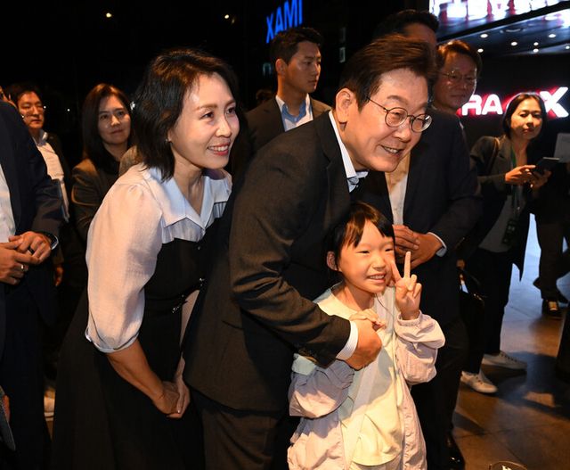 이재명&nbsp;대통령이 17일 서울 용산CGV에서 '독립군:끝나지 않은 전쟁' 관람 후 어린이와 인사하고 있다. [사진=연합뉴스]