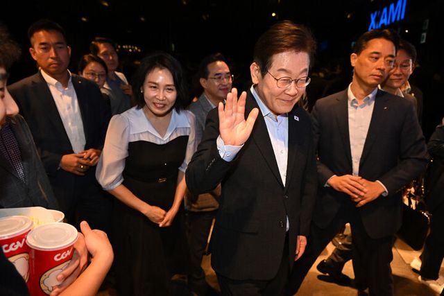 이재명&nbsp;대통령이 17일 서울 용산CGV에서 '독립군:끝나지 않은 전쟁' 관람 후 시민들과 인사하고 있다. [사진=연합뉴스]