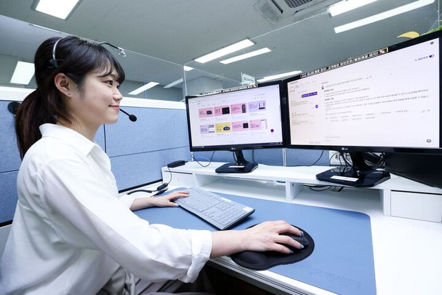 LG유플러스 상담사가 고객 문의에 응대하고 있는 모습.&nbsp;