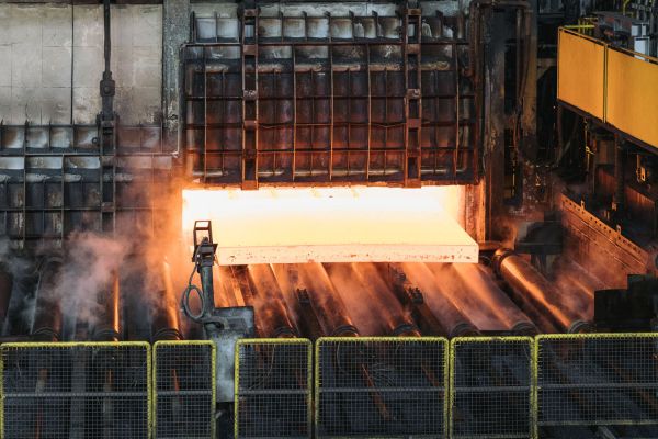 포스코 포항제철소 제1후판 공장에서 제품이 생산되는 모습. [사진=포스코]