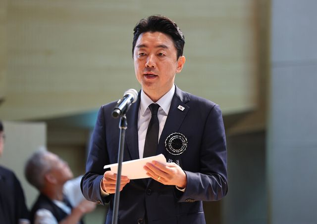 강훈식 대통령비서실장이 18일 서울 동작구 국립서울현충원 현충관에서 열린 김대중 전 대통령 서거 16주기 추모식에서 이재명 대통령의 추모사를 대독하고 있다. [사진=연합뉴스]