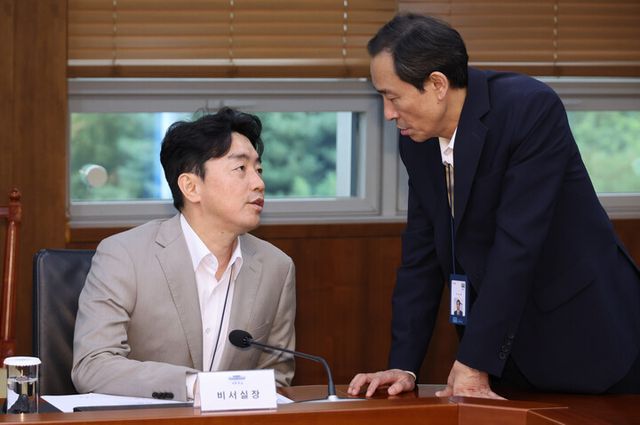 강훈식 대통령비서실장과 우상호 정무수석이 14일 용산 대통령실에서 열린 수석보좌관회의에서 대화하고 있다