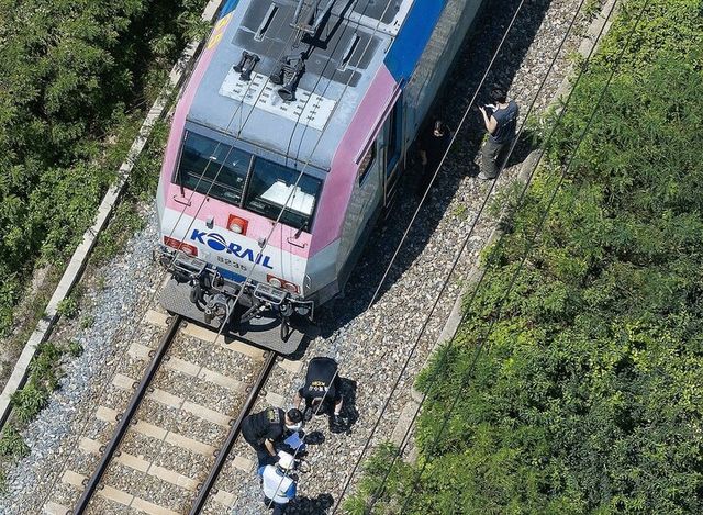 무궁화호 열차가 선로 인근에서 작업 중이던 근로자 7명을 치는 사고가 발생한 19일 경북 청도군 화양읍 삼신리 청도소싸움 경기장 인근 경부선 철로에서 경찰과 소방, 코레일 등 관계자들이 사고가 난 무궁화호 열차를 조사하고 있다. [사진=연합뉴스]