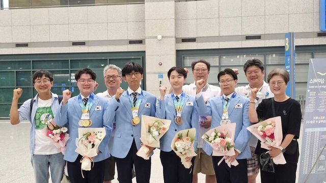 한국대표단 기념촬영 : 왼쪽부터 박찬경 교수, 안지후 학생, 박창용 교사, 최중원, 김민서 학생, 신승원 교수, 송민규 학생, 최태진 교수, 박영신 위원장 [사진=과기정통부]