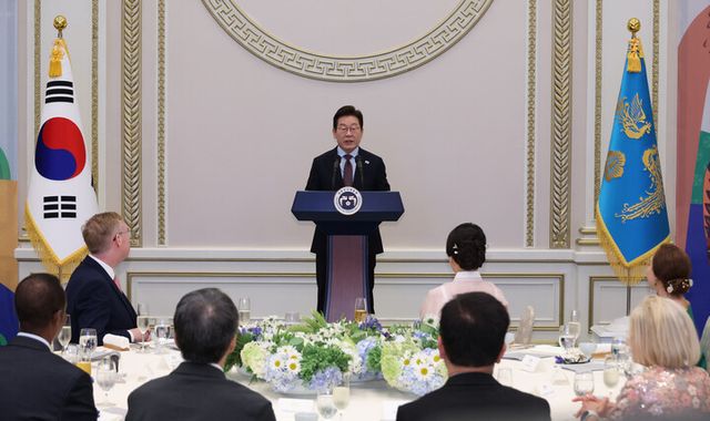 이재명 대통령이 지난 15일 청와대 영빈관에서 열린 '대통령의 초대, 주한외교단 만찬'에서 발언하고 있다. 이날 행사에는 주한외교단을 비롯해 이 대통령 특사단 단장, 국회 외통위 위원, 관계부처 장관, 경제단체장 등이 참석했다. [사진=연합뉴스]