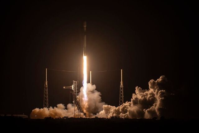 한국군 정찰위성 4호기가 지난 4월 21일(현지 시간) 미국 플로리다주 케이프 커내버럴 우주군 기지에서 발사되고 있다. [사진=국방부]
