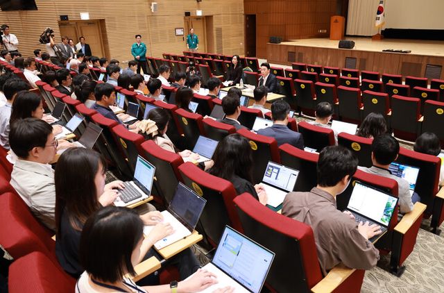 강훈식 대통령비서실장이 19일 서울 용산 대통령실 청사에서 열린 기자간담회에서 발언하고 있다. [사진=연합뉴스]