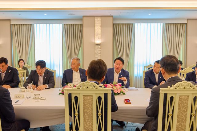 이재명 대통령이 19일 서울 용산 대통령실 청사에서 미일 순방 경제인 간담회 중 참석자 발언을 듣고 있다.오른쪽부터 김동관 한화그룹 부회장, 최태원 대한상공회의소 회장 겸 SK그룹 회장, 류진 한국경제인협회, 조원태 한진그룹 회장, 서정진 셀트리온 회장. [사진=대통령실]