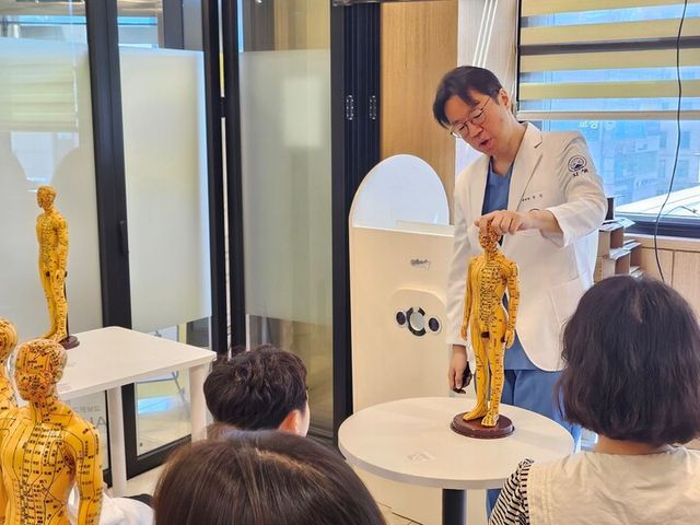 인천자생한방병원이 지난달 29일부터 3주간 지역 초·중·고등학생을 대상으로 ‘진로직업체험 프로그램’을 진행했다. [사진=자생한방병원]