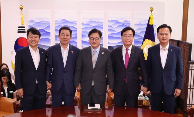 우원식 국회의장과 더불어민주당 김병기 원내대표, 국민의힘 송언석 비상대책위원장 겸 원내대표가 19일 서울 여의도 국회에서 회동을 갖고 기념 촬영하고 있다.왼쪽부터 더불어민주당 문진석 원내수석부대표, 김병기 원내대표, 우 의장, 국민의힘 송언석 비상대책위원장, 유상범 원내수석부대표.