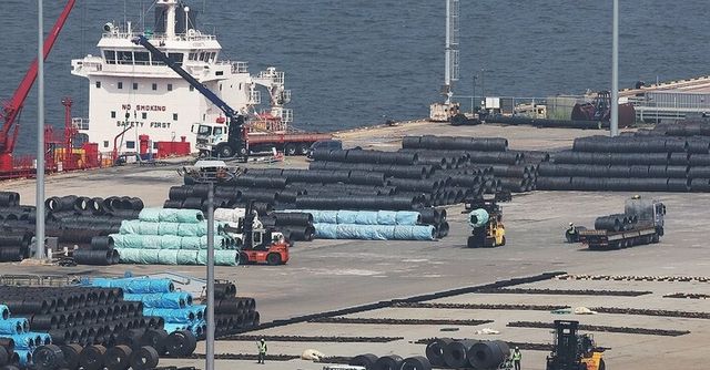 평택항에 쌓여있는 철강제품.[사진=연합뉴스]
