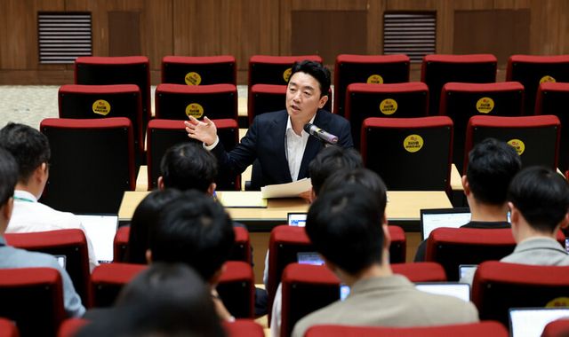 강훈식 대통령비서실장이 19일 서울 용산 대통령실 청사에서 기자간담회를 하고 있다. [사진=연합뉴스]
