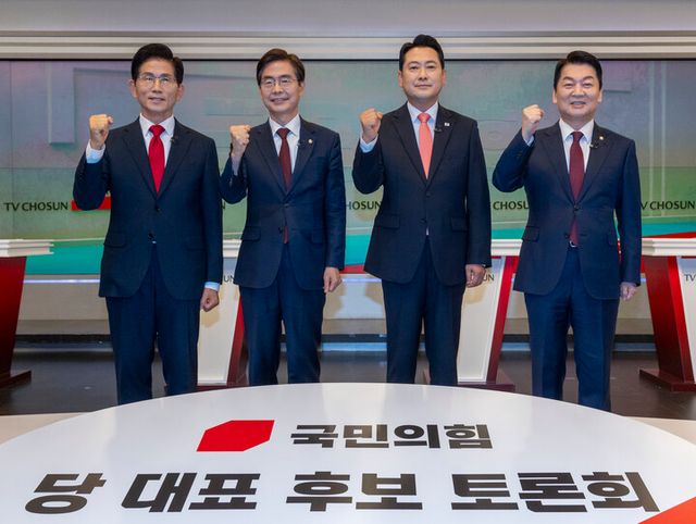 김문수, 조경태, 장동혁, 안철수(왼쪽부터) 국민의힘 당 대표 선거에 출마한 후보들이 19일 서울 중구 TV조선 스튜디오에서 열린 6차 전당대회 3차 텔레비전 토론회에 앞서 파이팅을 외치고 있다. [사진=연합뉴스]