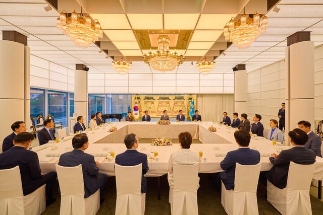 이재명 대통령이 20일 서울 한남동 관저에 정청래 대표, 김병기 원내대표 등 더불어민주당 지도부를 초청해 만찬을 하고 있다.&nbsp;[사진=대통령실]