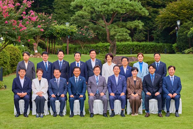 이재명 대통령이 20일 서울 한남동 관저에 정청래 대표, 김병기 원내대표 등 더불어민주당 지도부를 초청해 만찬을 하기 전 기념 촬영을 하고 있다. [사진=대통령실]