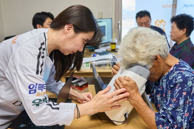 대웅제약이 20일 경기도 안산시 대부남동 경로당에서 지역 주민 76명을 대상으로 ‘ESG 디지털헬스 의료봉사’를 실시했다. [사진=대웅제약]