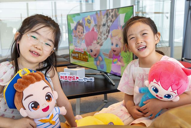 아이들이 KT 지니 TV 키즈랜드에서 키즈랜드 자연백과 시즌4 ‘베베핀: 커다란 동물 세계’를 시청하고 있다. [사진=KT]