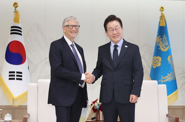 이재명 대통령이 21일 용산 대통령실에서 빌 게이츠 게이츠재단 이사장과 인사하고 있다. 2025.8.21