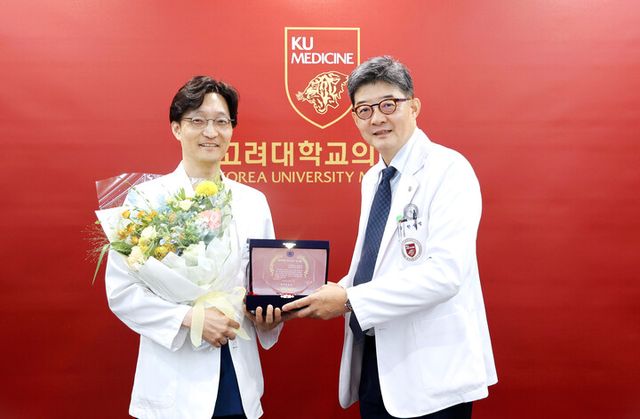 금보라 고려대암병원 소화기내과 교수(왼쪽)와 한승범 병원장. [사진=고려대학교 안암병원]