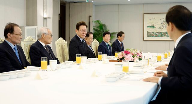 이재명 대통령이 21일 용산 대통령실에서 더불어민주당 상임고문단과 오찬 간담회를 하며 발언하고 있다. [사진=연합뉴스]