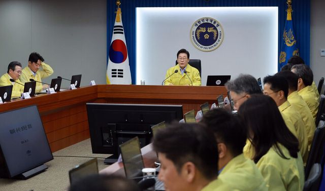 이재명 대통령이 21일 서울 용산 대통령실 청사에서 열린 8차 수석·보좌관 회의를 주재하고 있다. [사진=연합뉴스]