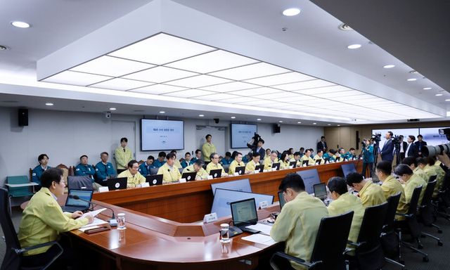 이재명 대통령이 21일 서울 용산 대통령실 청사에서 열린 8차 수석·보좌관 회의를 주재하고 있다. 2025.8.21