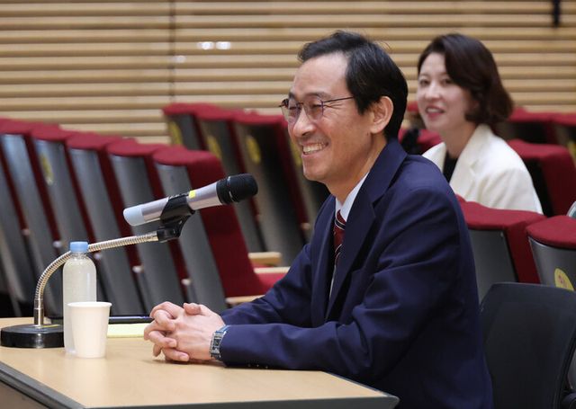 우상호 정무수석이 21일 용산 대통령실에서 기자간담회를 하고 있다. [사진=연합뉴스]
