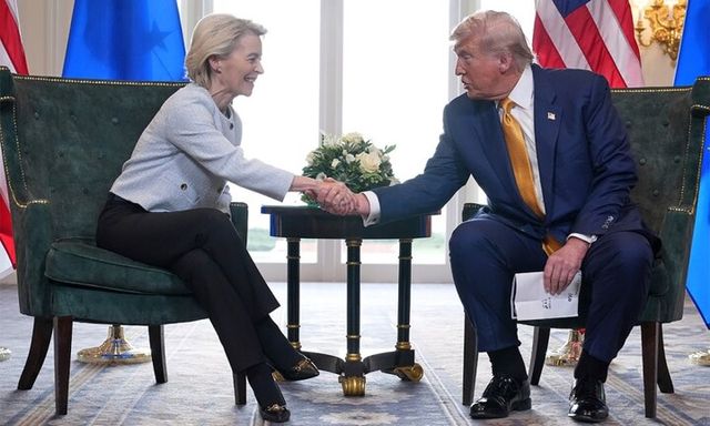 지난달 27일(현지시간) 도널드 트럼프(오른쪽) 미국 대통령과 우르줄라 폰데어라이엔 유럽연합(EU) 집행위원장이 스코틀랜드 턴베리의 트럼프 턴베리 골프장에서 무역 합의에 도달한 후 악수하고 있다. [사진=AP연합뉴스]