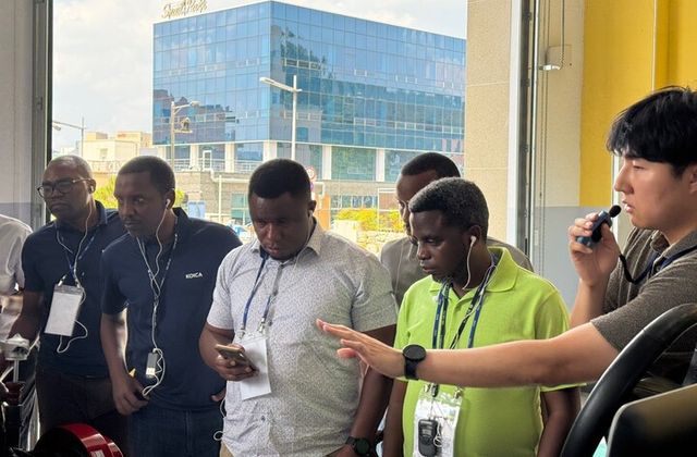 르완다 인프라부, 교통개발청 담당 공무원 등 15명이 22일 한국교통안전공단을 방문, 전기차 검사 장비·시스템과 대중교통 관제센터, 연구시설 등을 견학했다.[사진=한국교통안전공단]