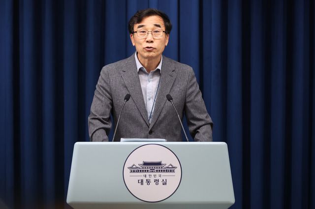 전성환 경청통합수석비서관이 22일 용산 대통령실에서 공공갈등조정비서관 등 채용 관련 브리핑을 하고 있다. [사진=연합뉴스]