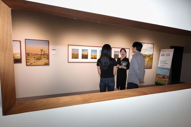 KT 멤버십 고객들이 서울시 광진구에 위치한 그라운드시소 이스트에서 프라이빗 도슨트 투어를 즐기고 있는 모습. [사진=KT]