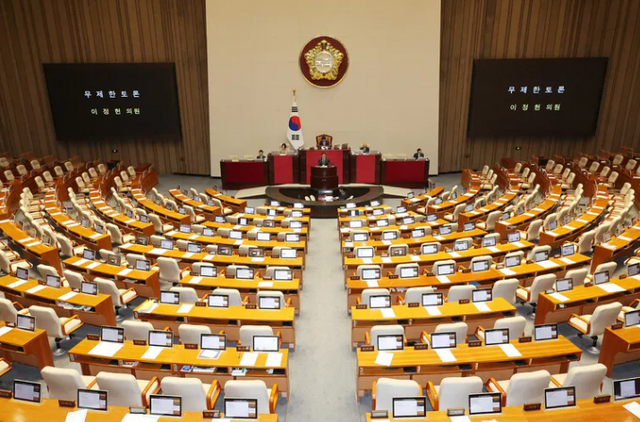 22일 서울 여의도 국회 본회의장에서 더불어민주당 이정헌 의원이 EBS법 개정안에 대한 무제한 토론을 하고 있다. [사진=연합뉴스]