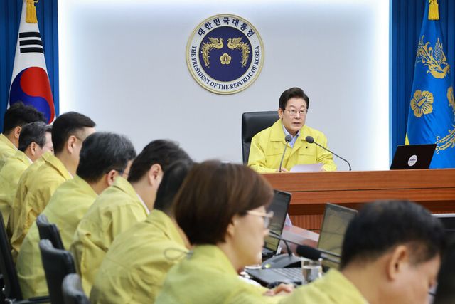 이재명 대통령이 21일 서울 용산 대통령실 청사에서 열린 8차 수석·보좌관 회의를 주재하고 있다. [사진=연합뉴스]